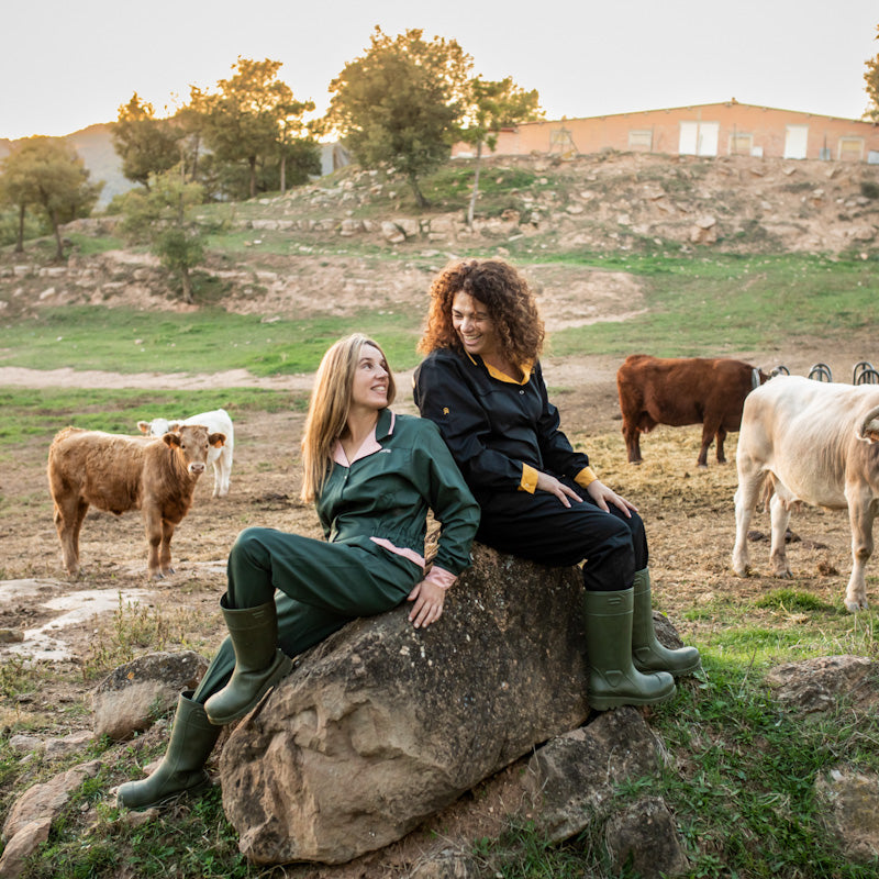 Deux éleveuses de bétail réinventent la traditionnelle combinaison de travail pour l'adapter au corps des femmes.